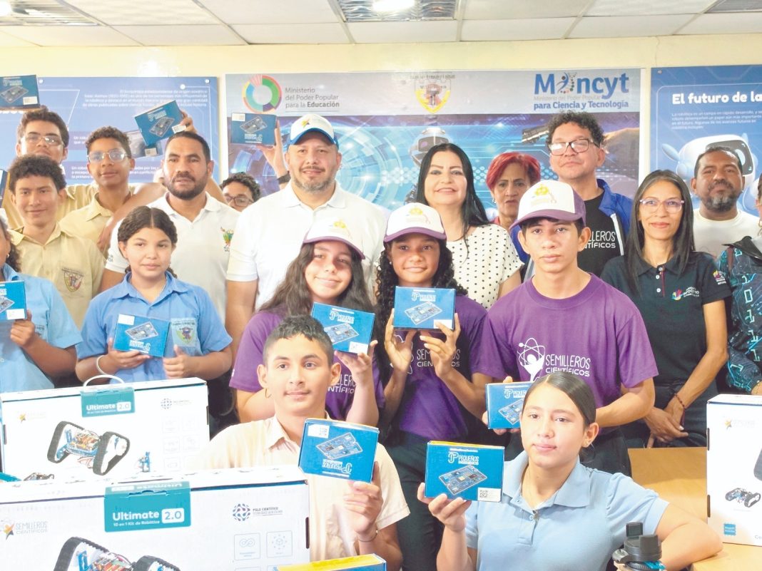 Entregan kits de robótica 