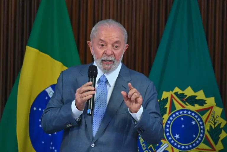 Lula da Silva anunció la salida de 14 miembros de su gabinete Lula da Silva confirma a Geraldo Alckmin como compañero para elecciones