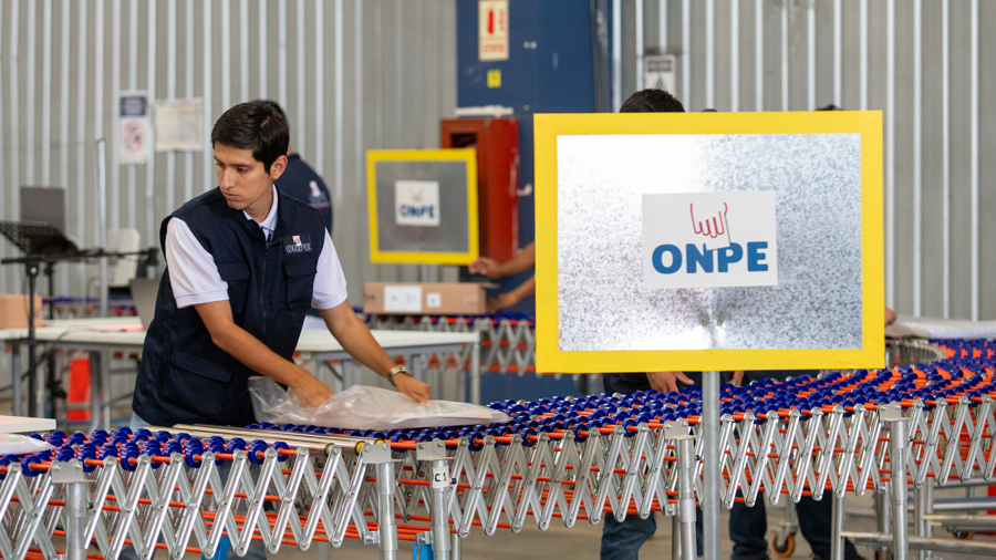 Perú inicia envío de material electoral para 1,9 millones de nacionales en el extranjero Perú inicia envío de material electoral para 1,9 millones de nacionales en el extranjero