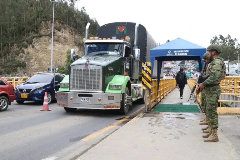 Transportistas de Ecuador protestan contra aranceles en frontera con Colombia