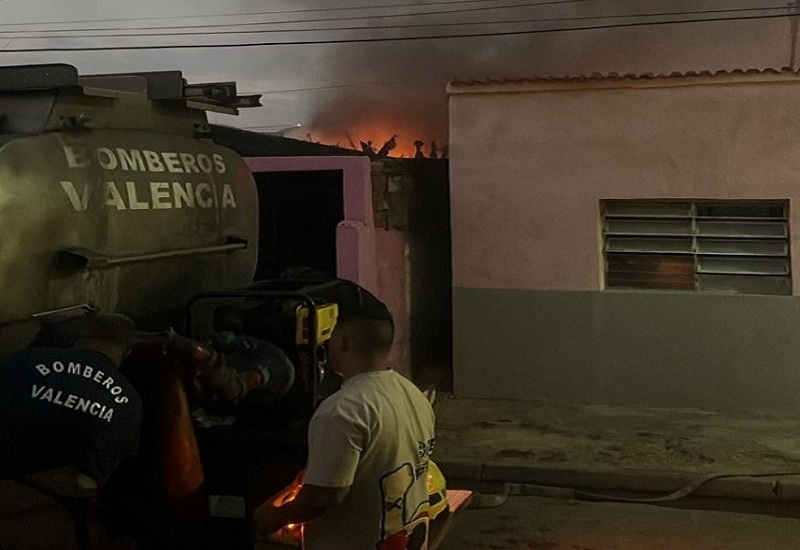 Un fuerte incendio se registró en una empresa de plásticos en Valencia