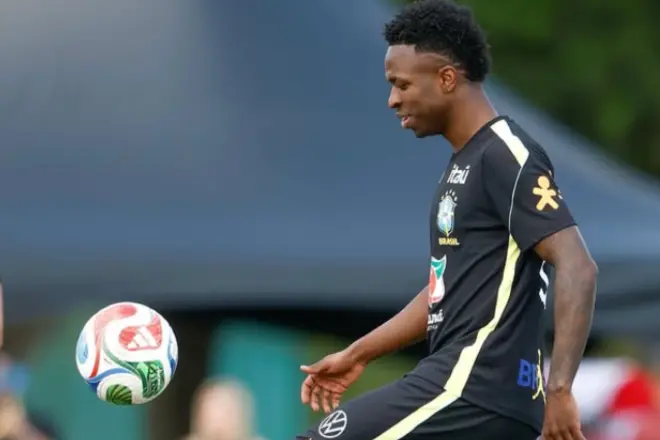Vinicius vuelve a entrenar con Brasil y calma las alarmas