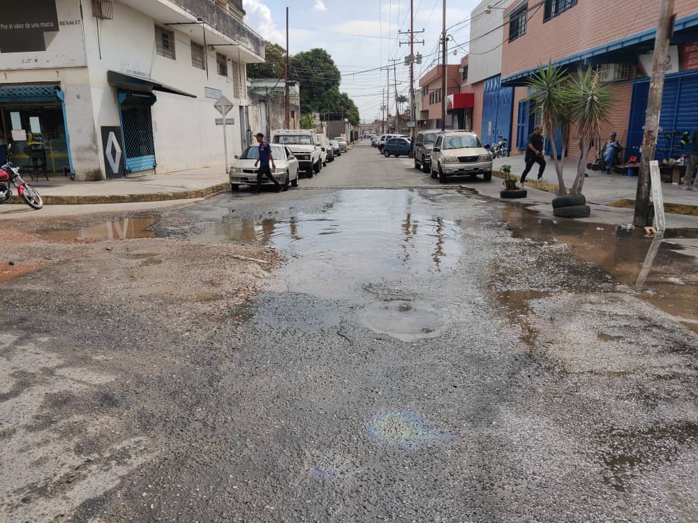 Denuncian colapso de cloacas y deterioro vial en La Candelaria