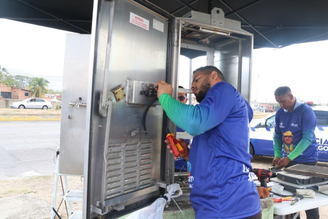 Instalado nuevo inversor híbrido en semáforo de Montemayor en San Diego