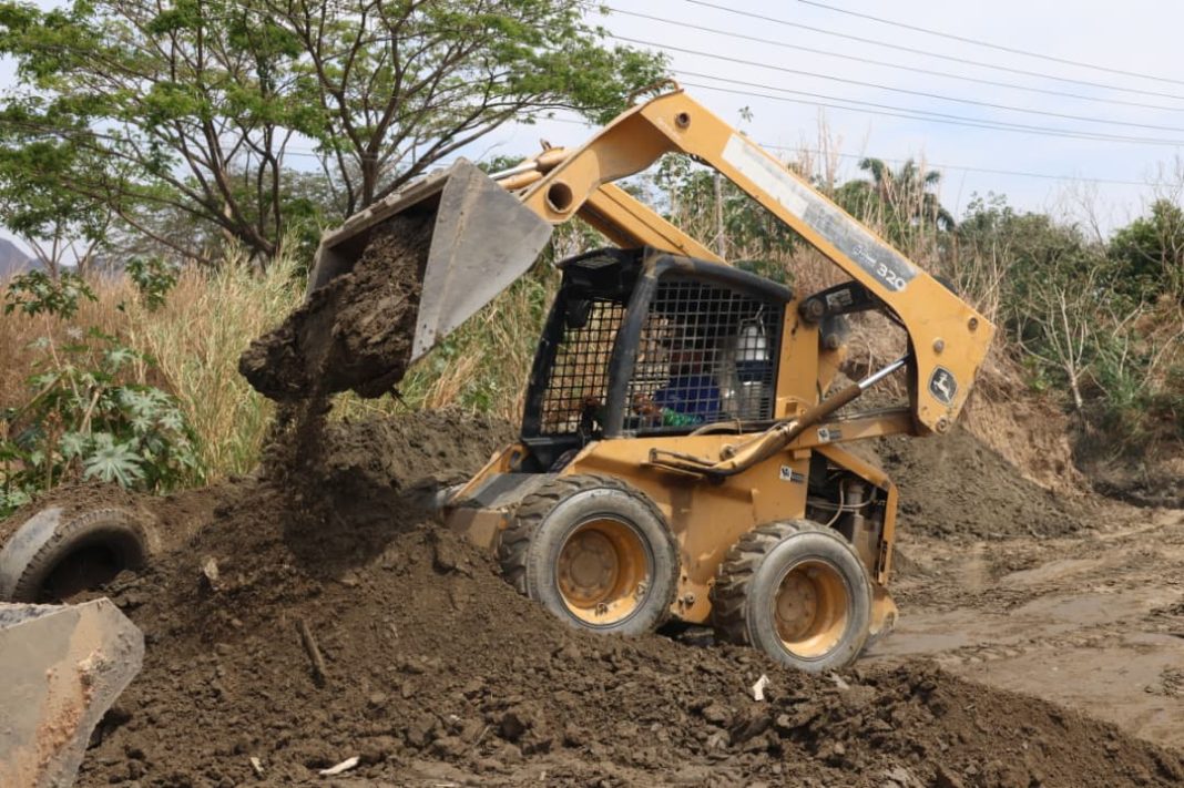 Realizan mantenimiento en el río Cúpira de San Diego a la altura del puente amarillo Realizan mantenimiento en el río Cúpira de San Diego a la altura del puente amarillo