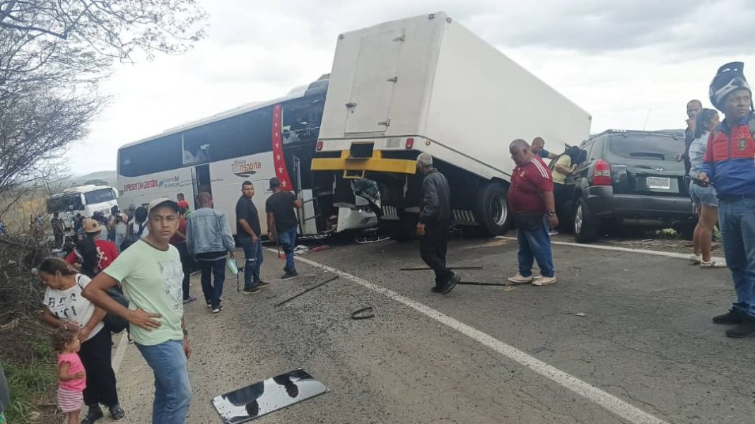 Colisión Múltiple dejó un fallecido en el estado Bolívar Bolívar colisión