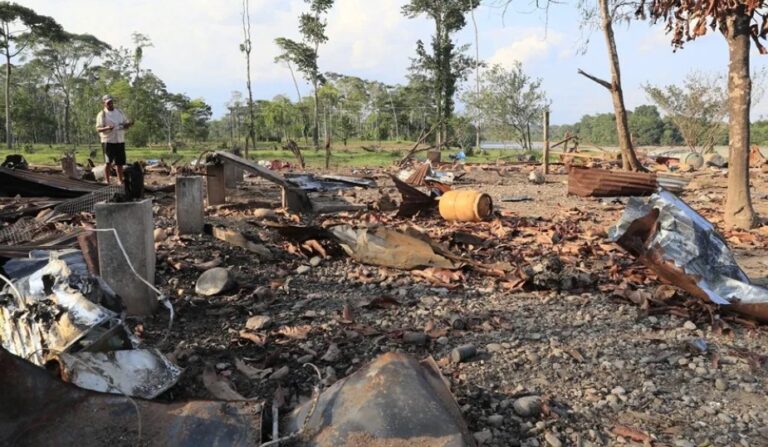 Denuncian bombardeos y torturas contra campesinos en frontera de Colombia con Ecuador Colombia Ecuador Frontera