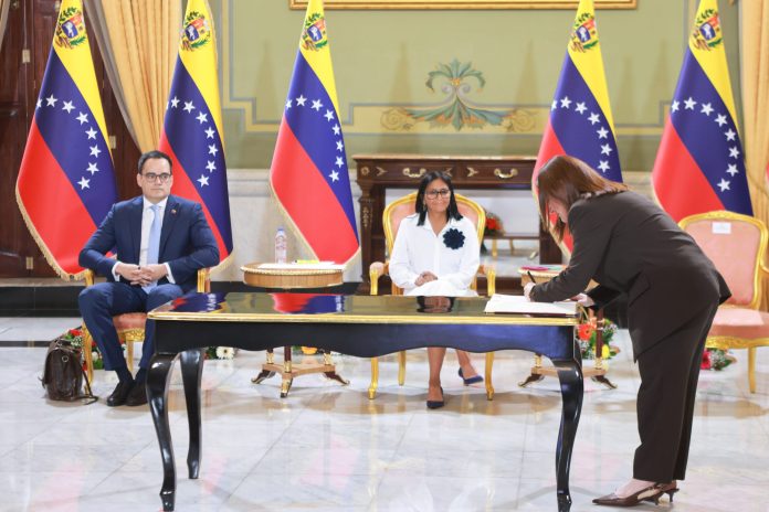 Venezuela firmó acuerdo que expande operaciones de Chevron para la producción petrolera Venezuela firmó acuerdo que expande operaciones de Chevron para la producción petrolera