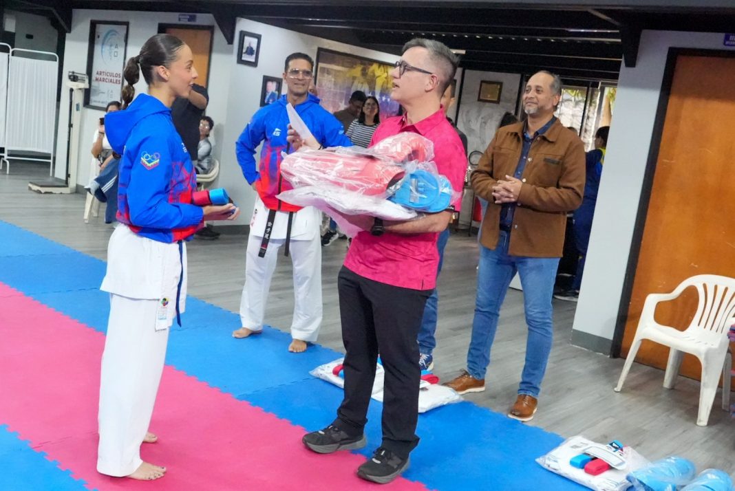 Atletas reciben dotación para los Sudamericanos