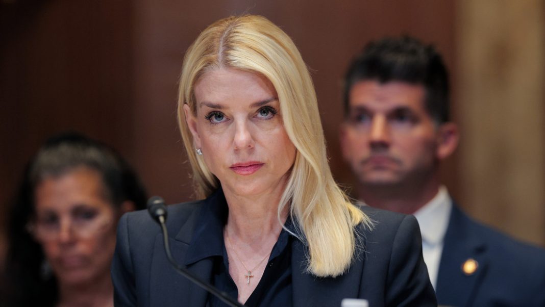 Bondi se pronuncia tras ser destituida por Trump como fiscal general Bondi se pronuncia tras ser destituida por Trump como fiscal general