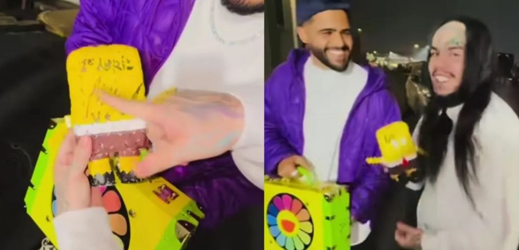 Rapero Tekashi 6ix9ine presumió autógrafo de Nicolás Maduro tras salir de la cárcel Nueva York Rapero Tekashi 6ix9ine presumió autógrafo de Nicolás Maduro tras salir de la cárcel Nueva York