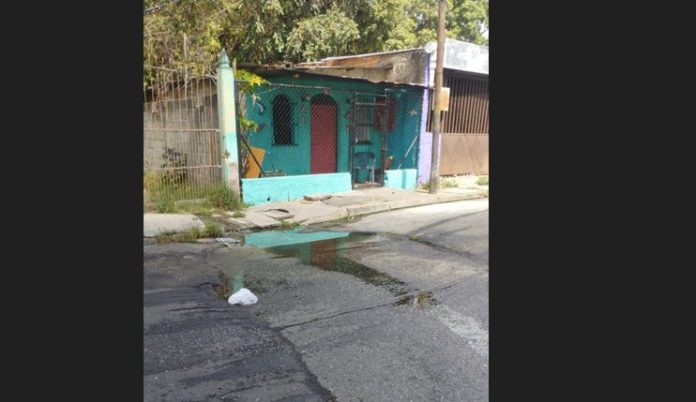 Desborde de cloaca afecta a vecinos de la calle principal de Campo Solo Desborde de cloaca afecta a vecinos de la calle principal de Campo Solo