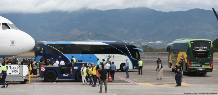 Costa Rica recibe primer vuelo con deportados desde EE UU