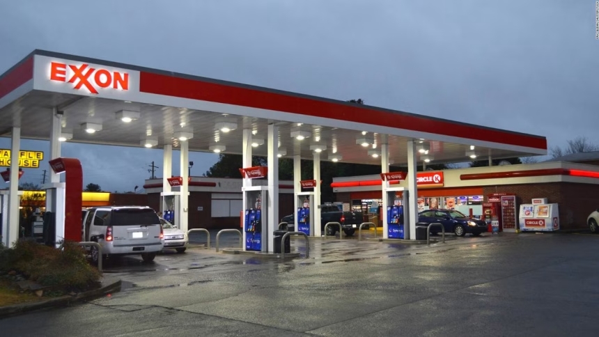 Gasolina en EE UU alcanza los 4 dólares por galón por primera vez desde 2022 Gasolina en EE.UU. alcanza los 4 dólares por galón por primera vez desde 2022