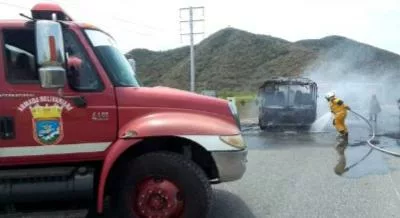 Llamas consumieron unidad de transporte en Puerto Cabello