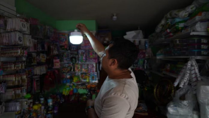Más de 100 comerciantes de Barquisimeto denuncian pérdidas por fallas de electricidad Más de 100 comerciantes de Barquisimeto denuncian pérdidas por fallas de electricidad