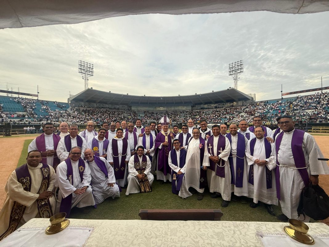 Más de 7 mil personas reafirmaron su Encuentro con Cristo en el «José Bernardo Pérez» Más de 7 mil personas reafirmaron su Encuentro con Cristo en el "José Bernardo Pérez"