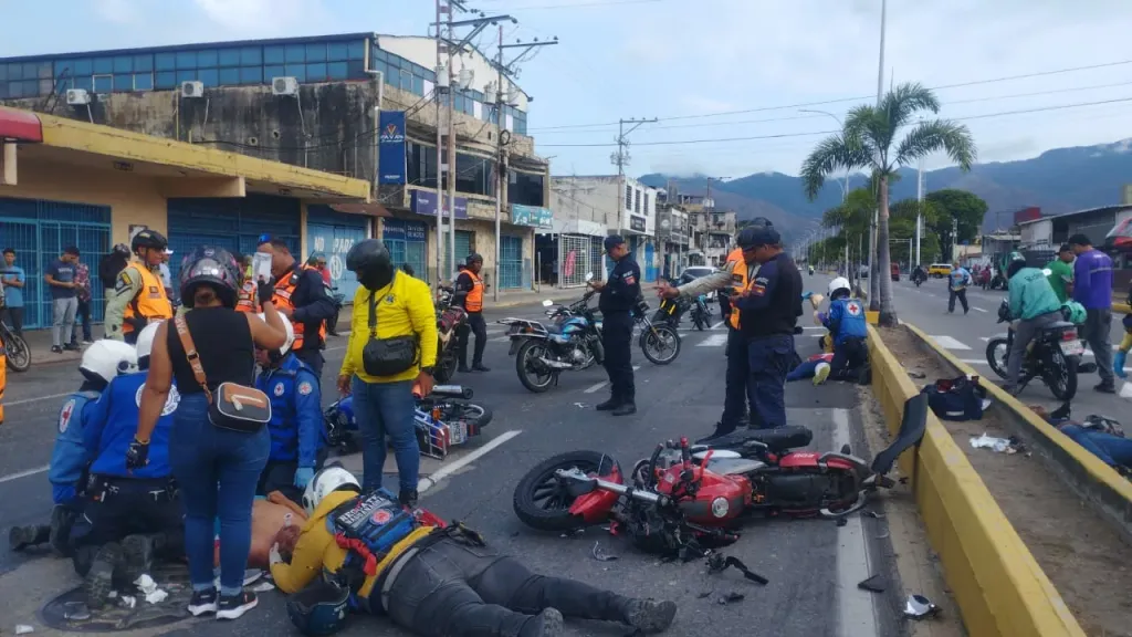 Triple saldo de heridos tras fuerte colisión de motos en Naguanagua Triple saldo de heridos tras fuerte colisión de motos en Naguanagua