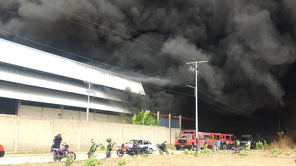 Incendio afectó empresa compactadora de plástico y recicladora en Yagua Incendio afectó empresa compactadora de plástico y recicladora en Yagua