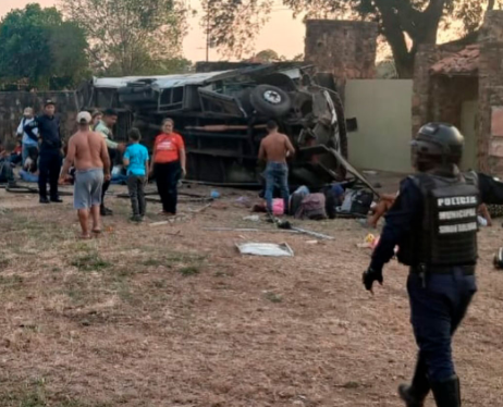 Tres muertos y treinta heridos en vuelco de autobús