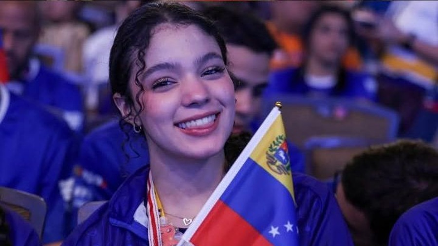 Venezolana de 16 años se alza con el oro en competencia de robótica en Türkiye