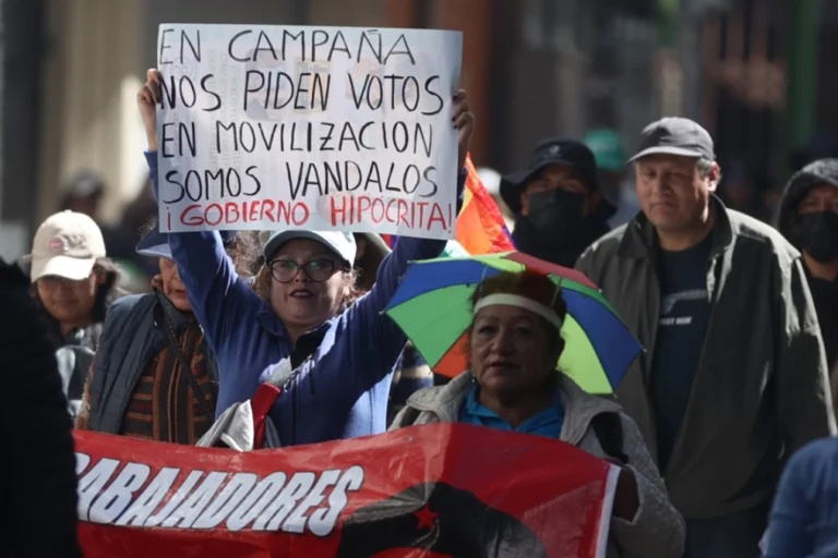 Trabajadores en Bolivia exigen dimisión de Rodrigo Paz