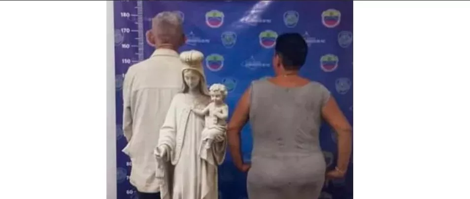 Sorprenden a dos adultos robando imágenes religiosas y fotos de muertos