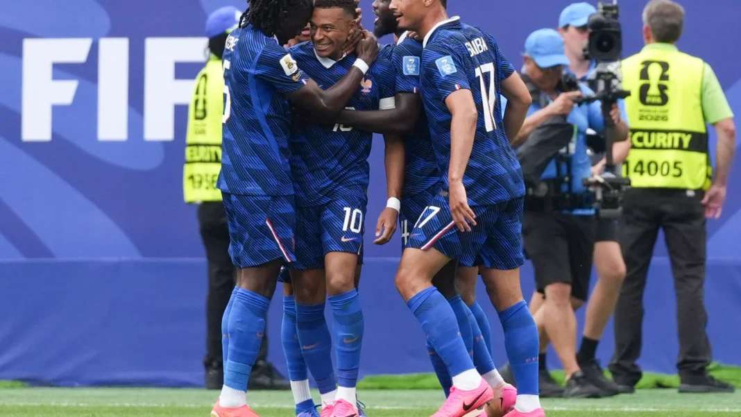 Mbappé brilla con doblete y Francia sella su pase a dieciseisavos