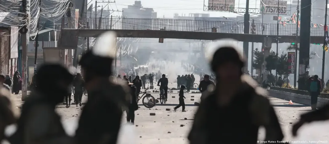 Bolivia: renuncia ministro de Defensa a un mes de protestas