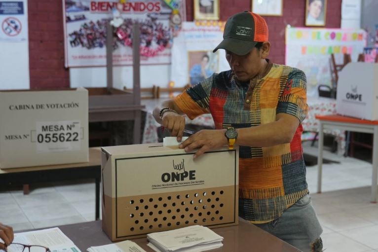 Peruanos votan en segunda vuelta para elegir presidente entre Fujimori y Sánchez