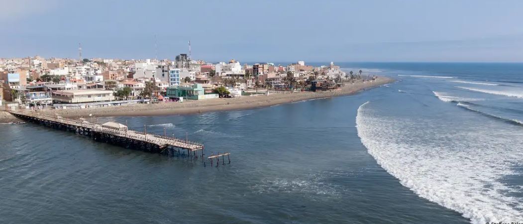 Fuerte oleaje en costas de Perú provocó dos muertos y cierre de 98 puertos