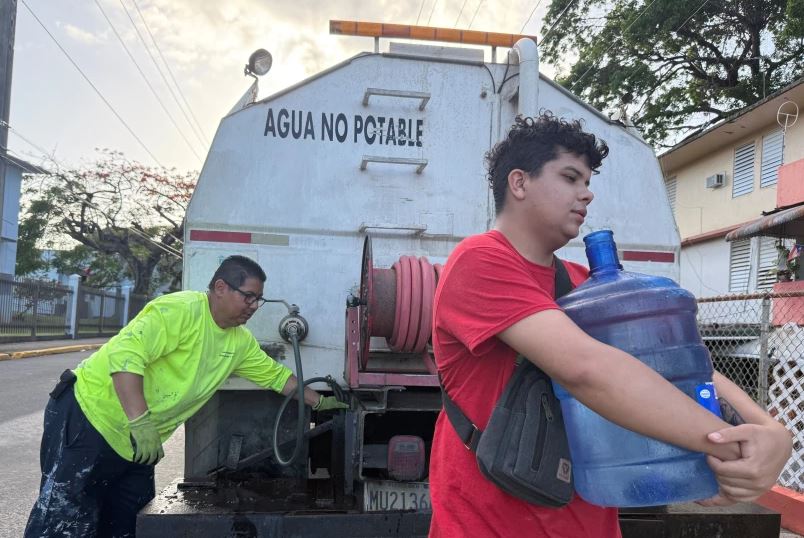 Tras los apagones, los puertorriqueños sufren también una grave escasez de agua