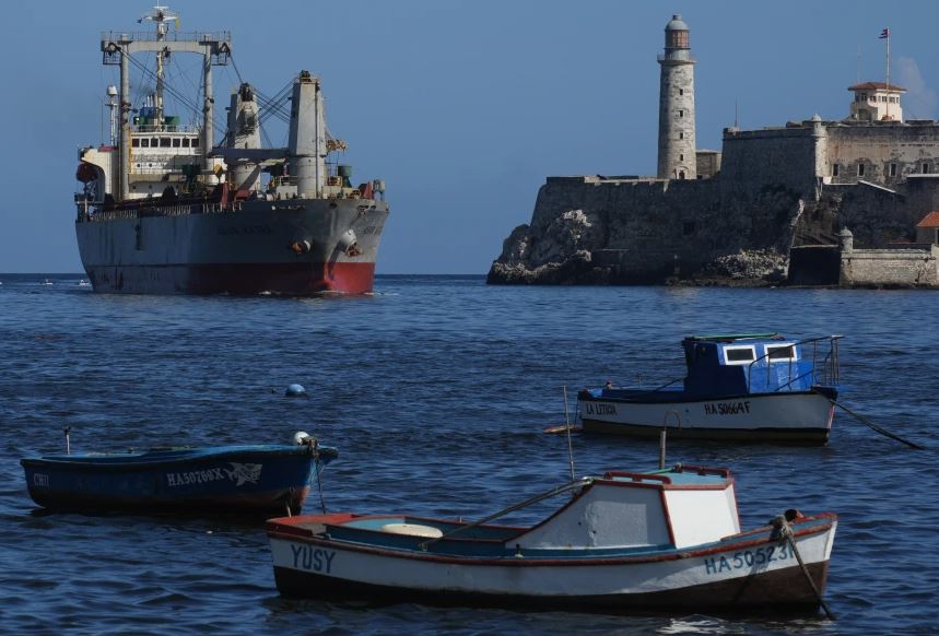 Llega a Cuba barco con ayuda humanitaria desde Colombia