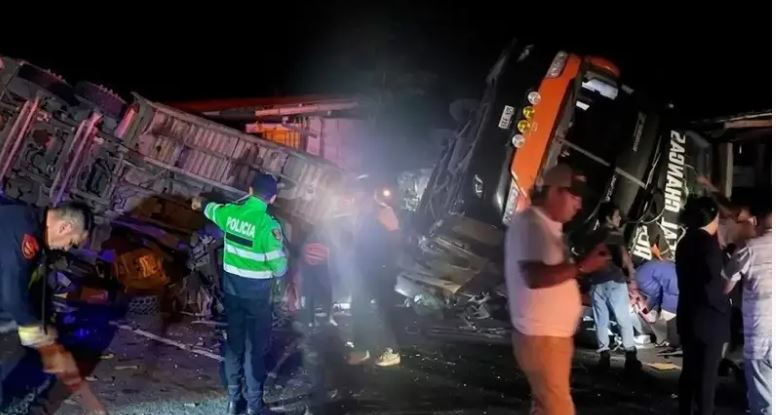 Al menos once muertos y 20 heridos en accidente de bus en Perú