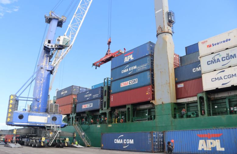 Arriban a Puerto Cabello más de 500 contenedores con destino original a La Guaira