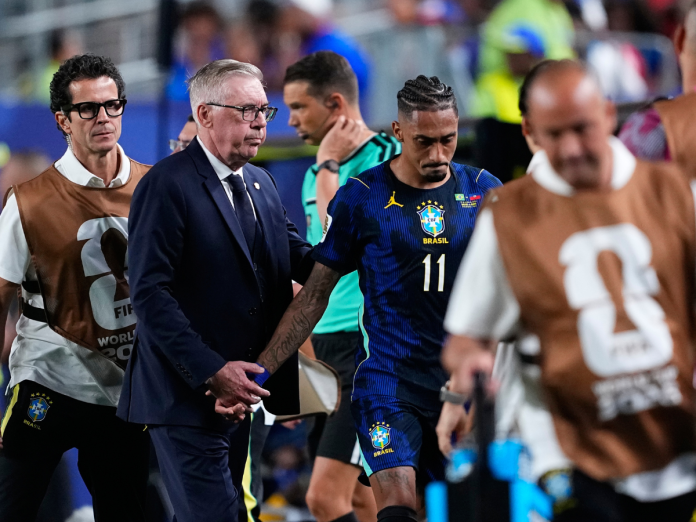 Raphinha parece perderse el resto de la fase de grupos