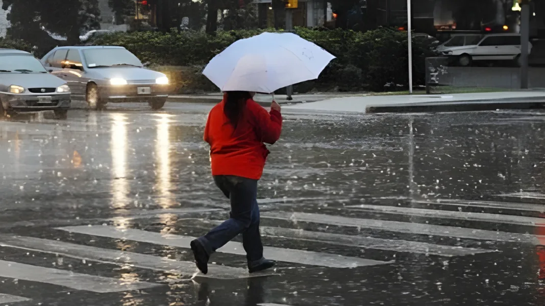Onda tropical N°8 causa lluvias en su paso por el país