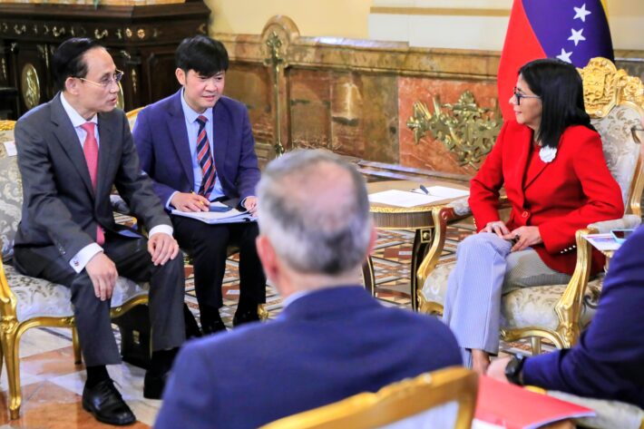 Llega a Venezuela el canciller de Vietnam para revisar relaciones y cooperación bilateral