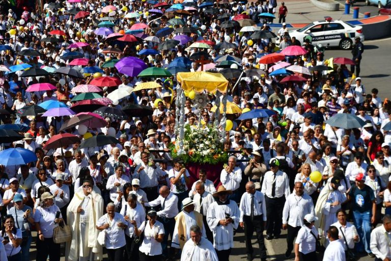 Miles de fieles desbordaron el sur de Valencia en la III Procesión Eucarística Arquidiocesana