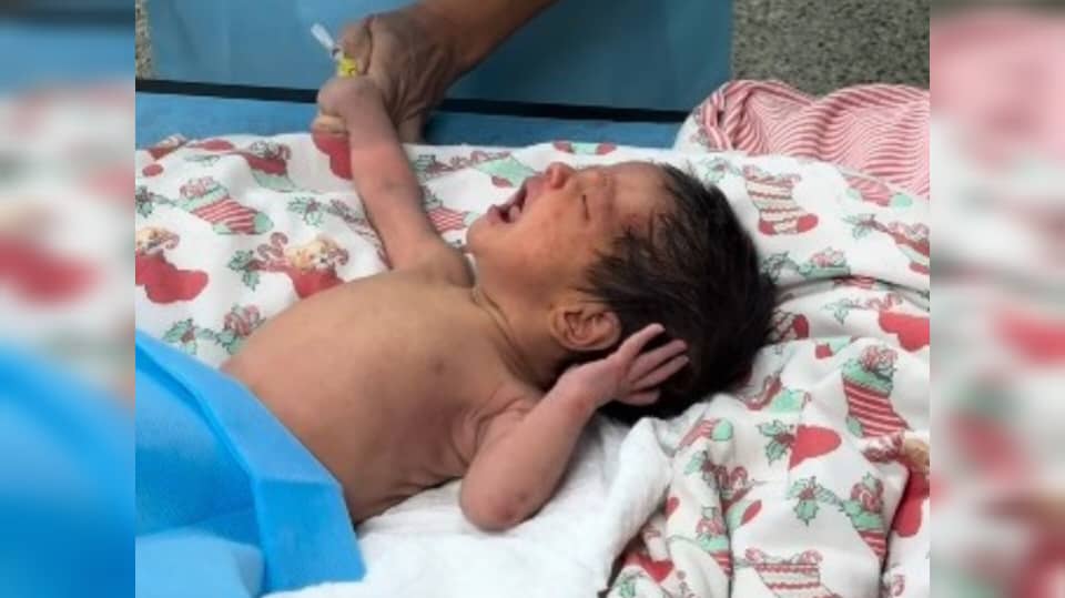 Rescatan con vida a un bebé de 18 días y a su madre entre los escombros