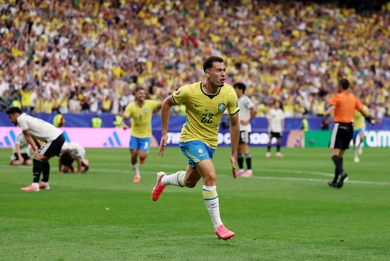 Un salvador Martinelli consigue la remontada ante Japón