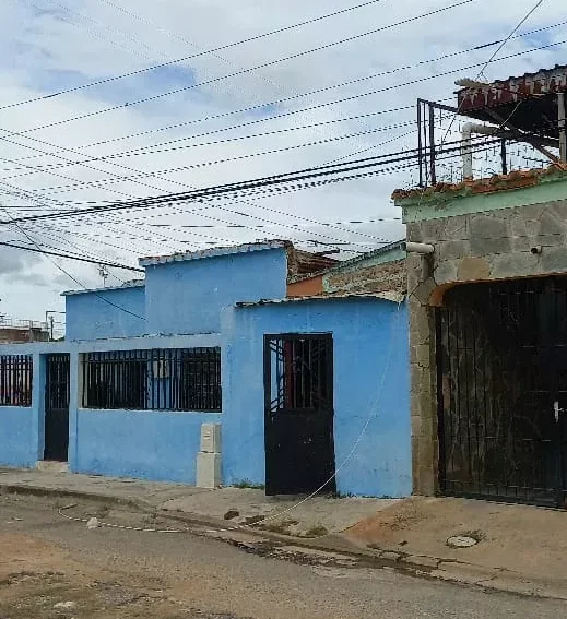 Vecinos exigen solución tras caída de guaya eléctrica en la calle La Milagrosa