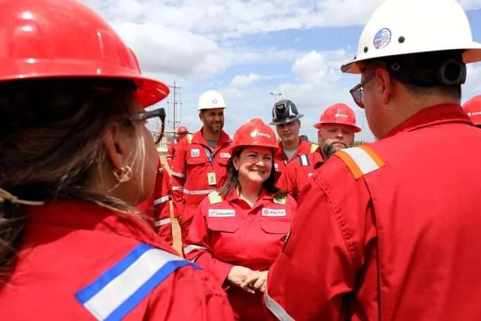 Ministra enalteció alza de crudo al superar los 1,2 millones de barriles diarios