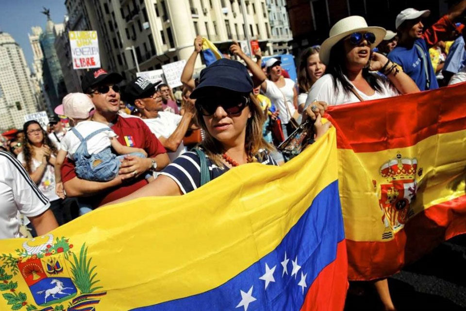 España dejará de dar residencia temporal humanitaria a venezolanos a partir de mañana