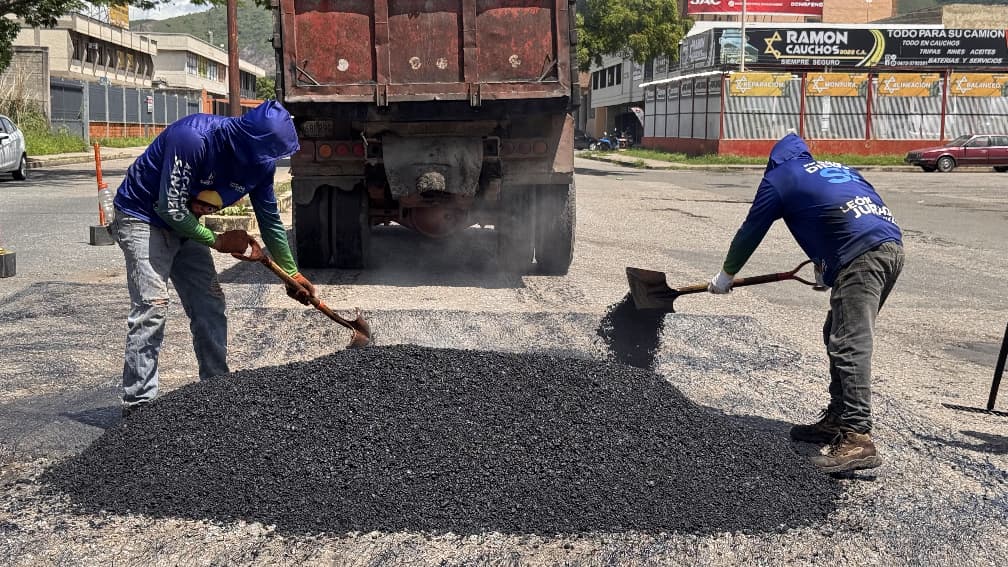 Aplican bacheo en vías de la Zona Industrial Castillito