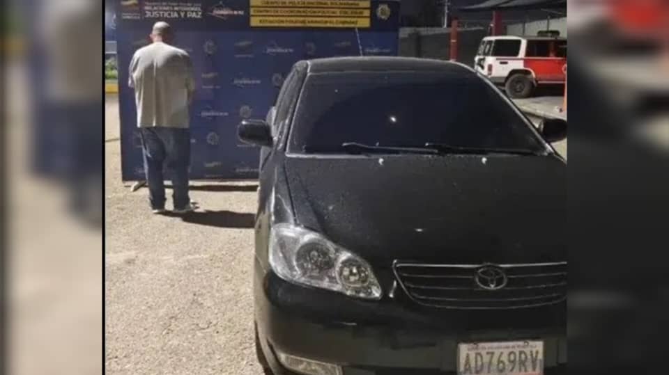 Detenido tras arrastrar a su esposa con un vehículo en el estacionamiento de un centro comercial