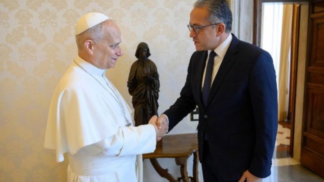 El Papa abordó los desafíos de la IA con el director de la Unesco en el Vaticano