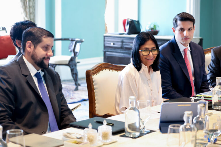 Delcy Rodríguez se reunió con empresarios indios para evaluar inversiones en sistema eléctrico