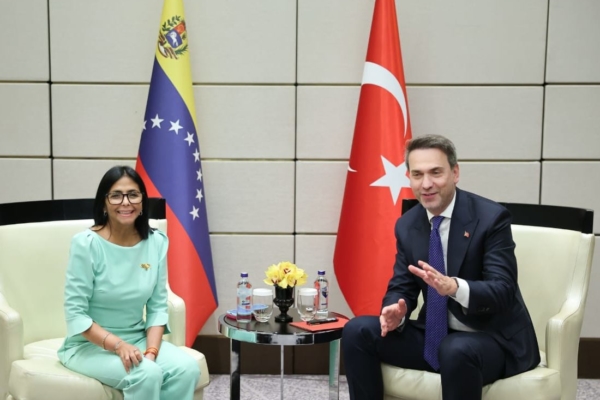 Delcy Rodríguez sostuvo encuentro con el ministro de Energía de Turquía