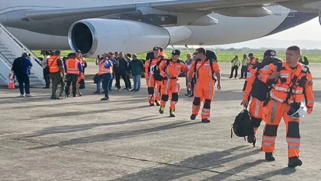 Llega un grupo de rescatistas chilenos para ayudar en la búsqueda de sobrevivientes